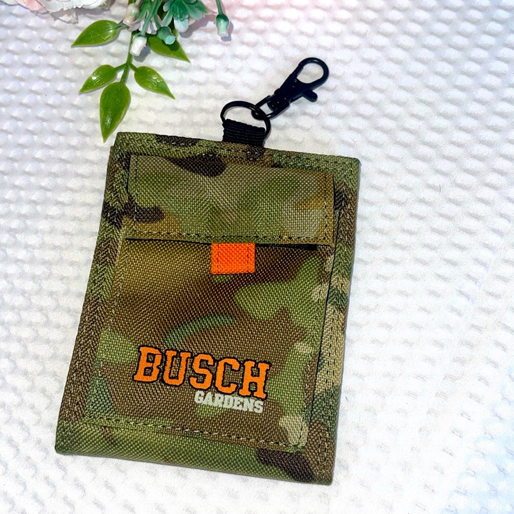 Busch Gardens Camo Wallet w/ Key Clip – Theme Park Souvenir NWOT
🎢